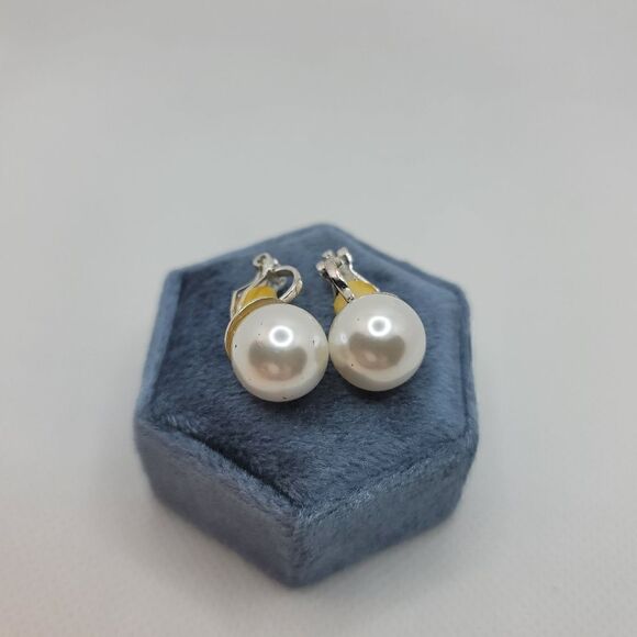 5 Pairs Of Clip On Earrings - Picture 9 of 9